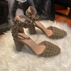 Olive green Chinese Laundry studded closed toe heels sz 6.5